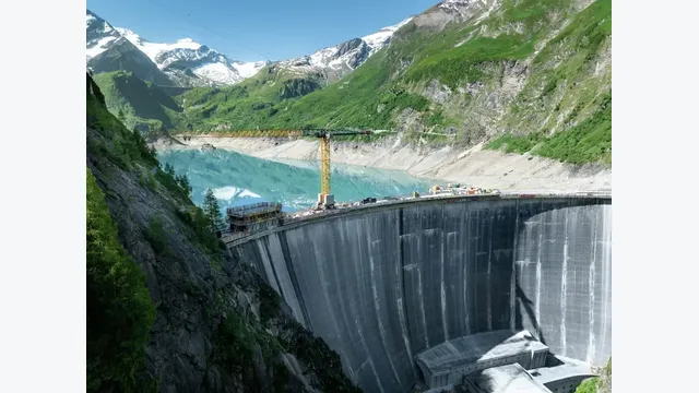 Auf der bestehenden Staumauer entstehen 25 neue Sperrenblöcke. In ihnen wurden rund 24.500 Kubikmeter Beton verbaut.