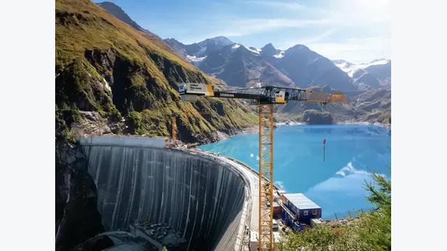 Die Hochgebirgslage stellt besondere Anforderungen an die Baustellenlogistik: Der Kran ist im Stillstand für Windgeschwindigkeiten von bis zu 220 km/h ausgelegt.