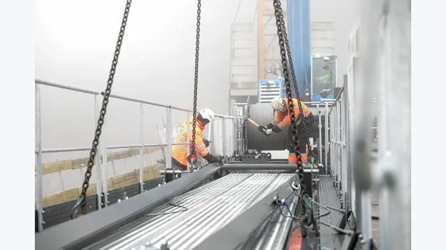 Arbeiten am Kransystem auf der Limbergsperre: In intensiven Bauphasen waren mit dem speziell angepassten Gerät bis zu 15 Hübe pro Stunde vorgesehen.