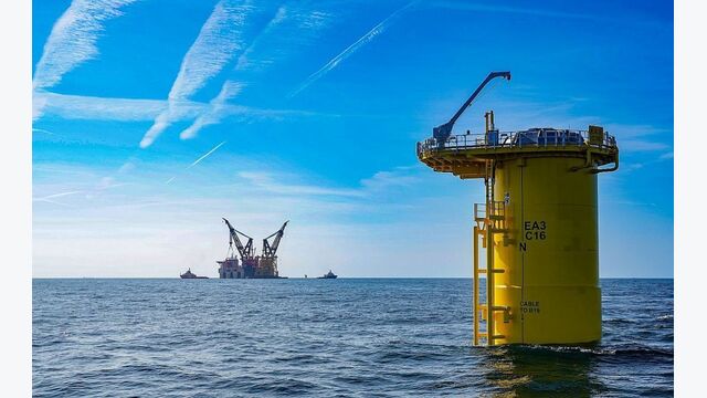 Beim Schwesterprojekt East Anglia THREE stehen die Fundamente bereits offshore. PALFINGER lieferte dafür 96 PF-160-Krane; zusammen mit East Anglia TWO kommt das Unternehmen bei beiden Projekten auf 160 Geräte.
