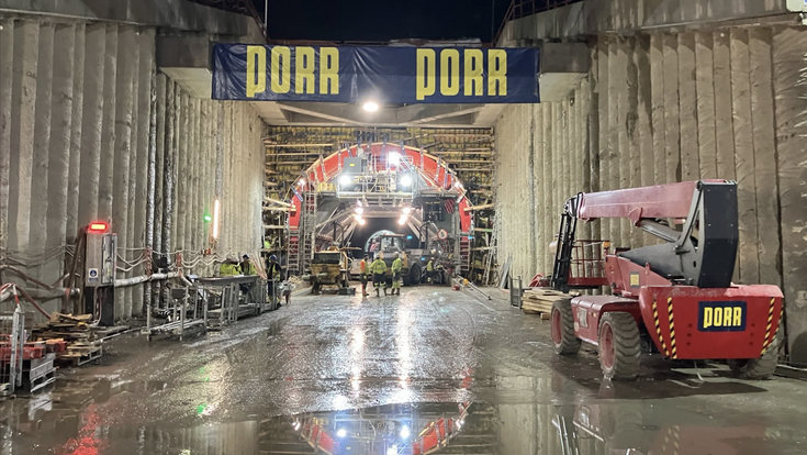 Am Portal des Momaia-Tunnels laufen die Arbeiten an der inneren Tunnelschale. Die beiden Röhren des Bauwerks sind jeweils rund 1,35 Kilometer lang.