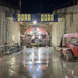 Am Portal des Momaia-Tunnels laufen die Arbeiten an der inneren Tunnelschale. Die beiden Röhren des Bauwerks sind jeweils rund 1,35 Kilometer lang.