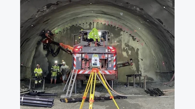 Sicherungs- und Vermessungsarbeiten im Tunnel: Der Vortrieb durch wechselnde Schichten aus Ton, Schluff und Sand erforderte eine laufende Anpassung der geotechnischen Maßnahmen.