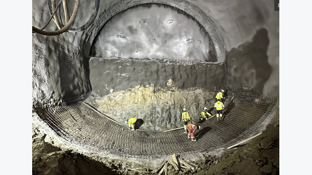 Bewehrungsarbeiten im Tunnelquerschnitt: Nach dem bergmännischen Vortrieb werden die einzelnen Abschnitte schrittweise für den dauerhaften Ausbau vorbereitet.