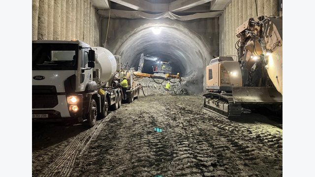 Der Momaia-Tunnel wurde konventionell nach der Neuen Österreichischen Tunnelbaumethode aufgefahren. Ausbruch und Sicherung des Gebirges erfolgen dabei abschnittsweise unmittelbar hintereinander.