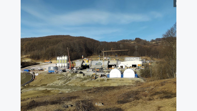 Blick auf die Tunnelbaustelle an der A1 Sibiu–Pitești: Momaia ist das zentrale Tunnelbauwerk des knapp zehn Kilometer langen, von PORR errichteten Loses 4.