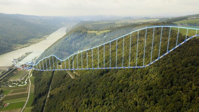 Ein Großteil der neuen Anlage verschwindet im Berg: Die Visualisierung zeichnet den Verlauf des unterirdischen Triebwasserwegs vom Hochplateau bei Riedl hinunter zum Kraftwerksstandort an der Donau nach.