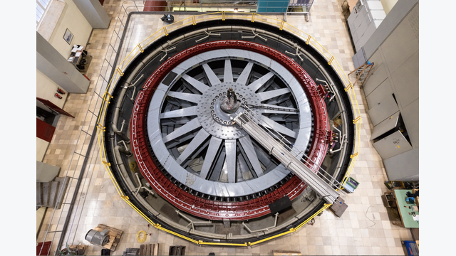 Blick auf einen Generator des bestehenden Donaukraftwerks Jochenstein. Der Energiespeicher Riedl ergänzt die vorhandene Wasserkraft-Infrastruktur um ein Pumpspeichersystem mit rund 300 Megawatt Leistung.