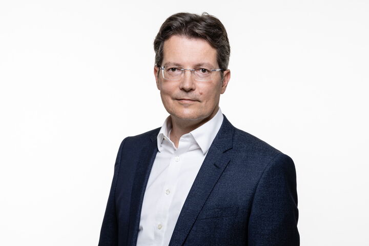 Horváth-Partner Stefan Bergsmann führte die österreichischen Bau-Interviews für die CxO Priorities Studie 2026. Im SOLID-Interview spricht er über Kostendruck, Fachkräftemangel, KI und die Frage, wann der ersehnte Aufschwung kommt.