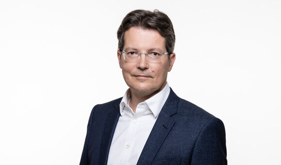Horváth-Partner Stefan Bergsmann führte die österreichischen Bau-Interviews für die CxO Priorities Studie 2026. Im SOLID-Interview spricht er über Kostendruck, Fachkräftemangel, KI und die Frage, wann der ersehnte Aufschwung kommt.