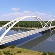 Drei Netzwerkbogenfelder prägen den Entwurf der neuen Donaubrücke bei Mohács. Die Visualisierung zeigt die 756 Meter lange Querung mit der größten Öffnung über dem Hauptstrom der Donau.