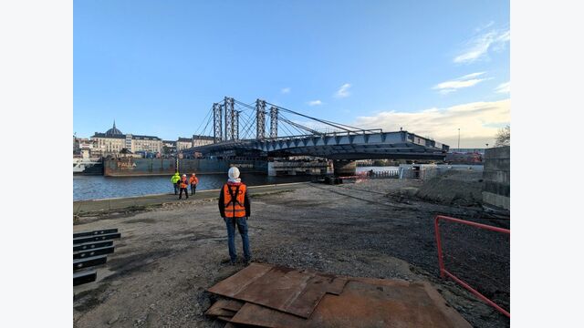 Zentimeterarbeit am Loire-Ufer: Nach seiner Ankunft wurde der massive Stahlüberbau unmittelbar neben der bestehenden Brücke in seine endgültige Position manövriert.