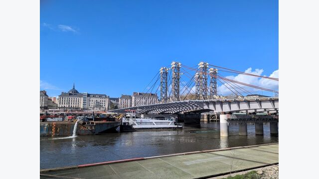 Alt und Neu bereits Seite an Seite: Die zusätzliche Stahlkonstruktion erweitert die 1975 eröffnete Bestandsbrücke, die bewusst erhalten und in das neue Bauwerk integriert wird.