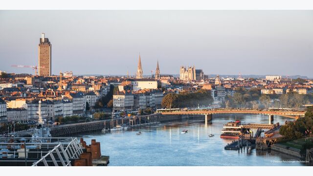 Mit bis zu 53 Metern Gesamtbreite soll die umgebaute Anne-de-Bretagne-Brücke künftig zu den breitesten Brücken Europas zählen und beide Loire-Ufer neu miteinander verbinden.