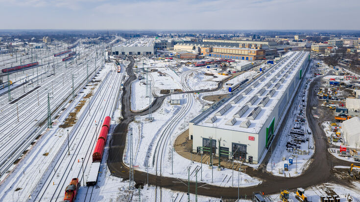 Eine Halle in Zuglänge: In Cottbus entsteht mit rund 526 Metern Länge der zentrale Neubau des künftig größten ICE-Instandhaltungswerks der Deutschen Bahn.