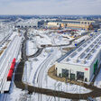 Eine Halle in Zuglänge: In Cottbus entsteht mit rund 526 Metern Länge der zentrale Neubau des künftig größten ICE-Instandhaltungswerks der Deutschen Bahn.