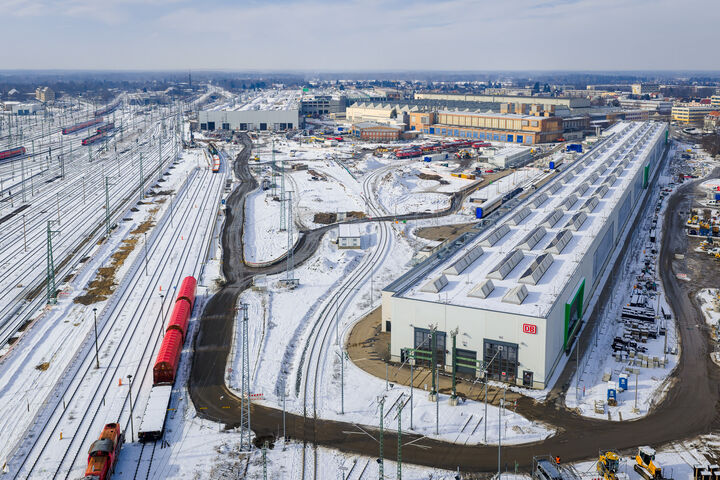 Eine Halle in Zuglänge: In Cottbus entsteht mit rund 526 Metern Länge der zentrale Neubau des künftig größten ICE-Instandhaltungswerks der Deutschen Bahn.