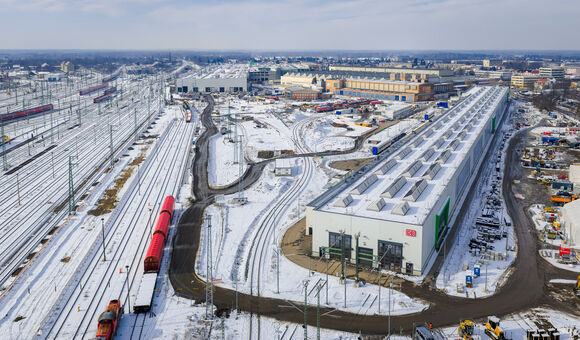 Eine Halle in Zuglänge: In Cottbus entsteht mit rund 526 Metern Länge der zentrale Neubau des künftig größten ICE-Instandhaltungswerks der Deutschen Bahn.