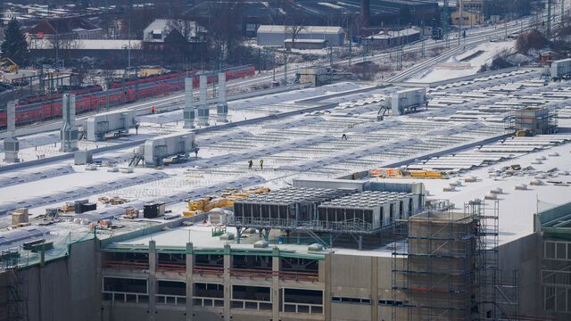 Lüftung, Oberlichter und technische Aufbauten prägen das riesige Hallendach – darunter entstehen die Arbeitsplätze für die schwere Instandhaltung kompletter ICE-4-Züge.