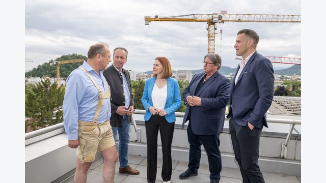 Beim steirischen Baugipfel diskutierten LIM Michael Stvarnik, Landesvorsitzender GBH Christian Supper, Wohnbaulandesrätin Simone Schmiedtbauer, Bundesvorsitzender GBH Josef Muchitsch, Vorsitzender der Fachvertretung Steiermark der Bauindustrie Stefan Lipp über Fördermittel, Beschäftigung und die Zukunft der Baukonjunktur.
