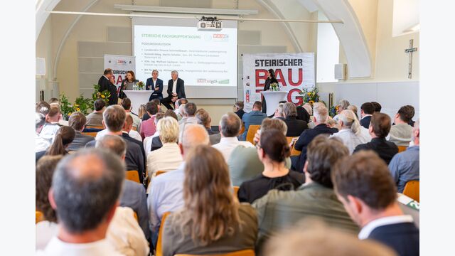 Beim Steirischen Bautag auf Schloss Seggau standen Baukonjunktur, Finanzierung und Wohnbauförderung im Mittelpunkt der Podiumsdiskussion mit Michael Stvarnik, Landesrätin Simone Schmiedtbauer, Raiffeisen-Generaldirektor Martin Schaller sowie Vorstandsdirektor Wolfram Sacherer.