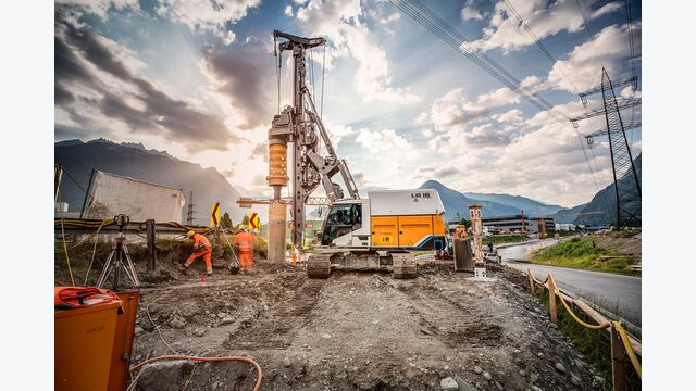 Österreichisches Praxisbeispiel: Das batterieelektrische Drehbohrgerät LB 16 unplugged von Liebherr kommt auf der Autobahnbaustelle in Bürs zum Einsatz.