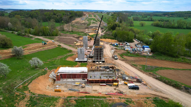 Neben dem eigentlichen Straßenbau umfasst der Ausbau der D35 zahlreiche Ingenieurbauwerke. Hier entstehen Brückenbauwerke auf dem Abschnitt Džbánov–Litomyšl.