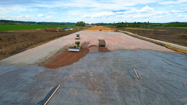 Bodenverbesserung und Unterbau auf der D35: Auf dem Abschnitt Džbánov–Litomyšl bereitet Budimex die künftige Autobahntrasse vor.