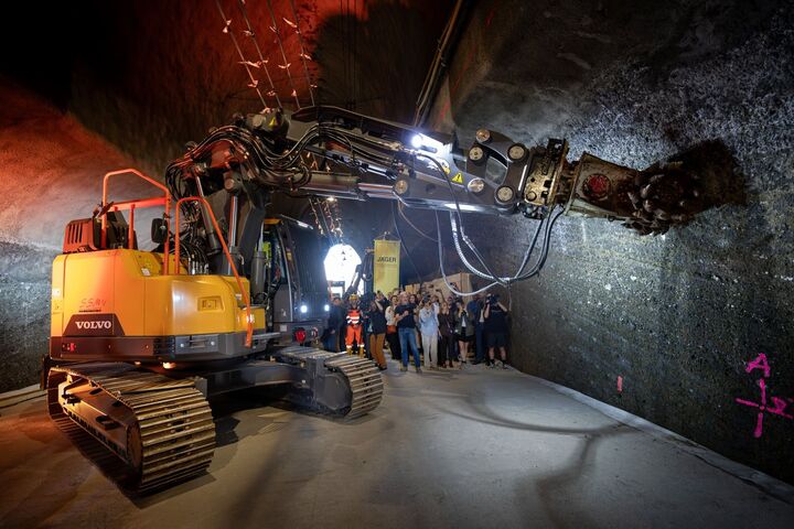 Der erste Anschnitt im Neutortunnel markiert den Beginn des eigentlichen Kavernenbaus für das „Haus im Berg“. Das ausgebrochene Material soll zu einem großen Teil wiederverwendet werden.