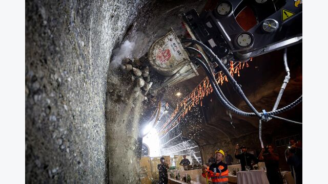 Mit einem Fräskopf wird das Mönchsbergkonglomerat kontrolliert abgetragen. Von hier aus arbeitet sich der Kavernenbau schrittweise in den Berg vor