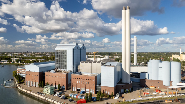Der Energiepark Tiefstack in Hamburg wird umfassend umgebaut. Der neue Wärmespeicher entsteht auf dem bestehenden Kraftwerksareal und wird in das Fernwärmesystem eingebunden.