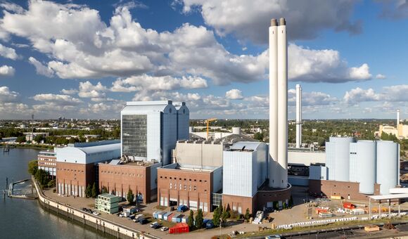 Der Energiepark Tiefstack in Hamburg wird umfassend umgebaut. Der neue Wärmespeicher entsteht auf dem bestehenden Kraftwerksareal und wird in das Fernwärmesystem eingebunden.