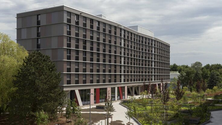 Eines der beiden siebengeschoßigen Wohngebäude des neuen Hochschulcampus in Rostock. Die Wohnriegel wurden überwiegend aus vorgefertigten Holzmodulen errichtet.