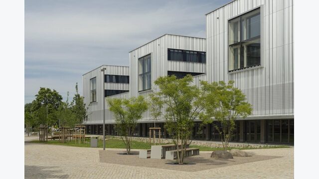 Das rund 130 Meter lange Lehrgebäude bildet den nördlichen Abschluss des Campus. Es beherbergt unter anderem Lehrräume, Verwaltung, Mensa und Bibliothek.