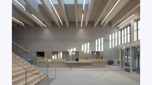 Innenraum des Lehrgebäudes: Sichtbare Holzbauteile prägen auch die gemeinschaftlich genutzten Bereiche des Hochschulcampus.