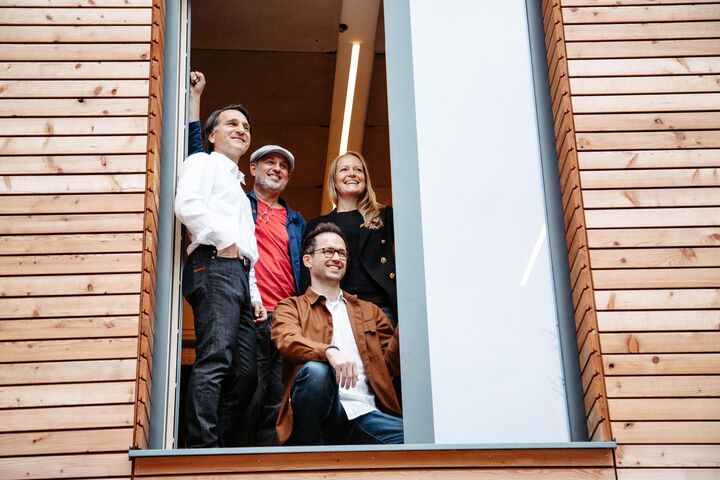 Das Führungsteam von Roots Energy vor dem Roots·House in Wien-Penzing, das zugleich Unternehmenssitz und Entwicklungsumgebung ist. Von links nach rechts: Hüseyin Özcelik, Florian Hackl-Kohlweiß, Gerald Stangl und Katharina Steppan.