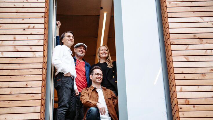 Das Führungsteam von Roots Energy vor dem Roots·House in Wien-Penzing, das zugleich Unternehmenssitz und Entwicklungsumgebung ist. Von links nach rechts: Hüseyin Özcelik, Florian Hackl-Kohlweiß, Gerald Stangl und Katharina Steppan.