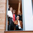 Das Führungsteam von Roots Energy vor dem Roots·House in Wien-Penzing, das zugleich Unternehmenssitz und Entwicklungsumgebung ist. Von links nach rechts: Hüseyin Özcelik, Florian Hackl-Kohlweiß, Gerald Stangl und Katharina Steppan.