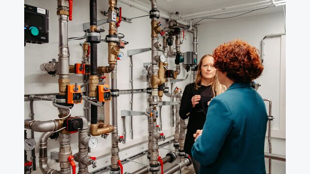 Im konventionellen Technikraum des Roots·House wird sichtbar, wie viele Rohrleitungen, Ventile, Sensoren und Steuerungskomponenten eine klassische Wärmeversorgungsanlage benötigt.