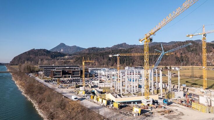 Die „Vertikale Fabrik“ von BORA im Tiroler Niederndorf während der Bauphase. Statt die Produktion horizontal auszubreiten, werden Fertigung und Logistik auf mehreren Ebenen organisiert.
