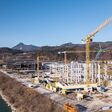 Die „Vertikale Fabrik“ von BORA im Tiroler Niederndorf während der Bauphase. Statt die Produktion horizontal auszubreiten, werden Fertigung und Logistik auf mehreren Ebenen organisiert.