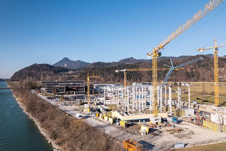 Die „Vertikale Fabrik“ von BORA im Tiroler Niederndorf während der Bauphase. Statt die Produktion horizontal auszubreiten, werden Fertigung und Logistik auf mehreren Ebenen organisiert.