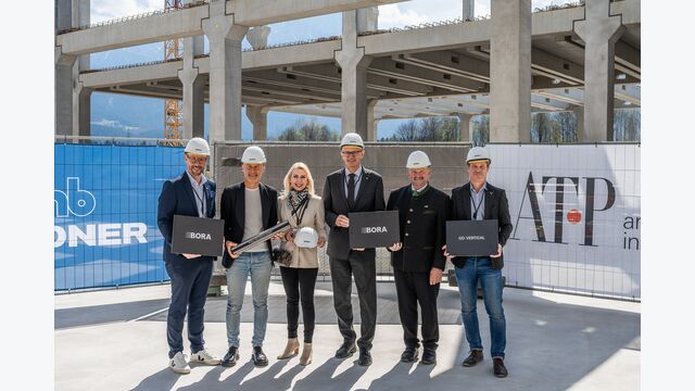 Bei der Grundsteinlegung im April 2025, von links: Mario Gerber, Tiroler Wirtschaftslandesrat; BORA-Gründer und CEO Willi Bruckbauer; Barbara Schwaighofer, Präsidentin der Euregio Inntal; Tirols Landeshauptmann Anton Mattle; Niederndorfs Bürgermeister Christian Ritzer und Amtsleiter Franz Ploner.