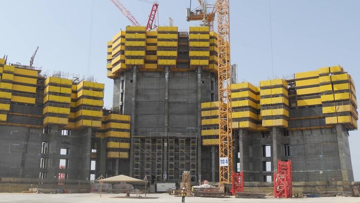 Die Selbstkletterschalungen von Doka ermöglichen die Errichtung der drei nach oben verjüngten Gebäudeflügel. Das Foto zeigt eine frühere Bauphase des Jeddah Tower vor dem jahrelangen Baustopp.