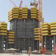 Die Selbstkletterschalungen von Doka ermöglichen die Errichtung der drei nach oben verjüngten Gebäudeflügel. Das Foto zeigt eine frühere Bauphase des Jeddah Tower vor dem jahrelangen Baustopp.