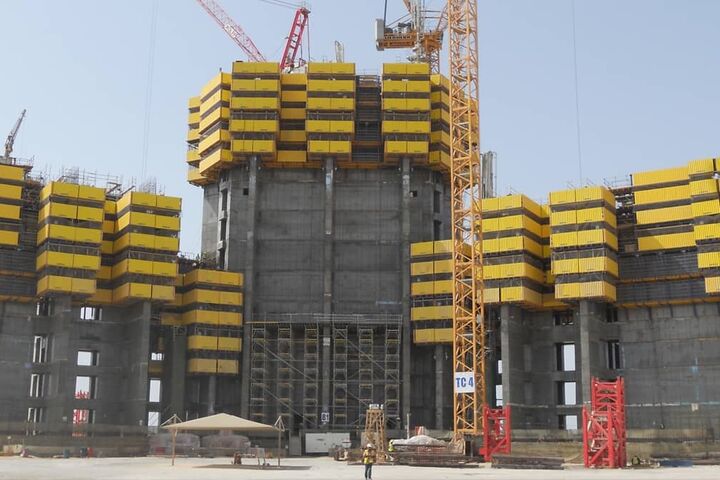 Die Selbstkletterschalungen von Doka ermöglichen die Errichtung der drei nach oben verjüngten Gebäudeflügel. Das Foto zeigt eine frühere Bauphase des Jeddah Tower vor dem jahrelangen Baustopp.