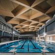 95 vorgefertigte Holzträger aus Niederösterreich prägen die Dachkonstruktion des Dounan Sports Centre in Taiwan. Die ungewöhnliche Holzkonstruktion überspannt unter anderem die Schwimmhalle.
