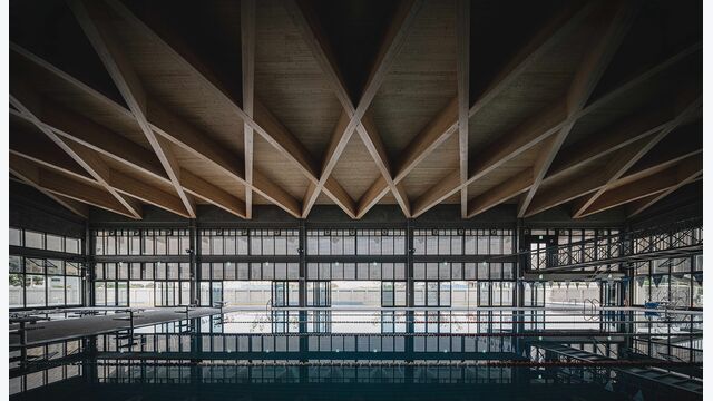 Die weitgespannte Holzkonstruktion über dem Hallenbad verbindet österreichische Ingenieurholzbaukompetenz mit der Architektur des taiwanischen Sportzentrums.