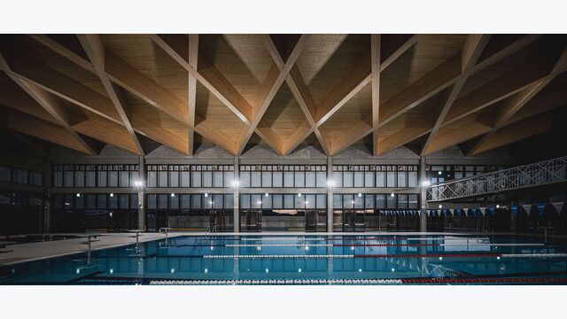 Das geometrische Dachtragwerk prägt auch die Innenansicht der Schwimmhalle. Die Holzträger wurden im niederösterreichischen Ober-Grafendorf vorgefertigt und anschließend nach Taiwan transportiert.