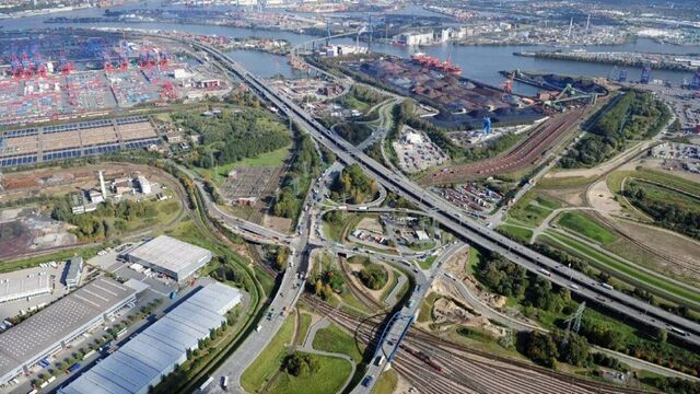Die Hochstraße Elbmarsch führt auf 3,84 Kilometern Länge durch den Hamburger Hafen. STRABAG und ZÜBLIN erweiterten Deutschlands längste Autobahnbrücke von sechs auf acht Fahrspuren. Die Luftaufnahme zeigt das Bauwerk vor Abschluss der Erweiterung.
